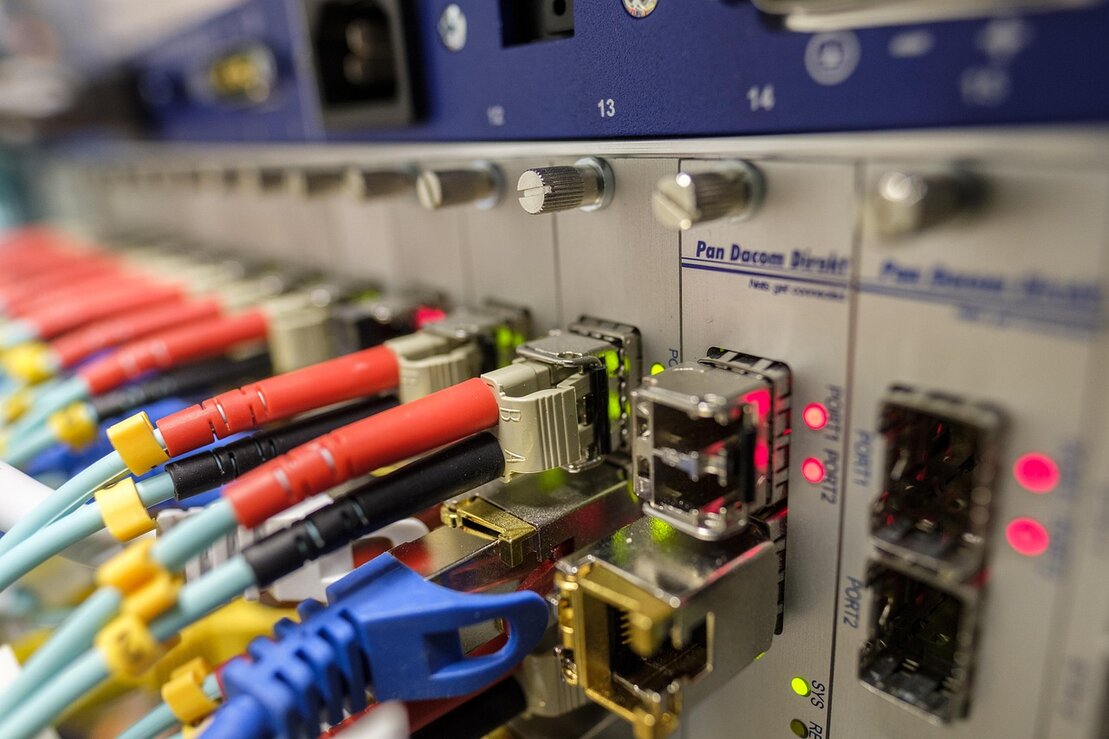 Cavi di rete collegati a patch panel