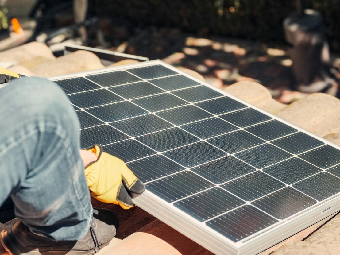 Tecnico che monta pannelli fotovoltaici