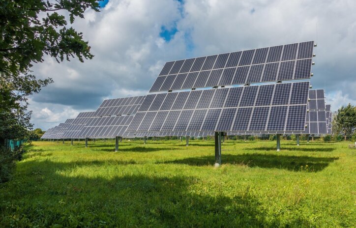 Impianto fotovoltaico su tetto residenziale al sole