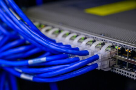 Primo piano di patch panel montato in rack