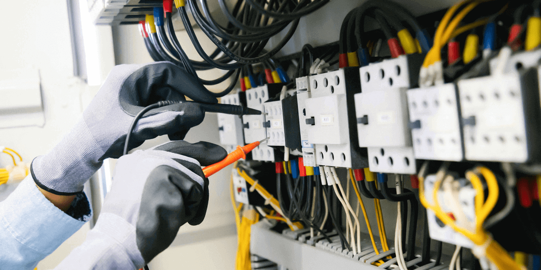 Tecnico durante manutenzione elettrica