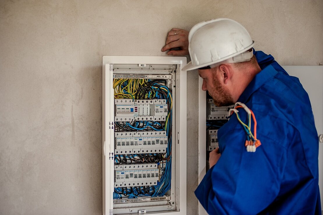 Tecnico con casco e DPI in cantiere